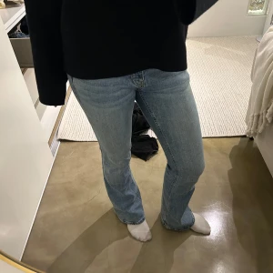 Ljusblå bootcut jeans - Säljer ett par ljusblå jeans med bootcut passform och klassiska fem fickor. Jeansen har normal passning och är tillverkade i denim. Perfekta för en avslappnad och stilren look.
