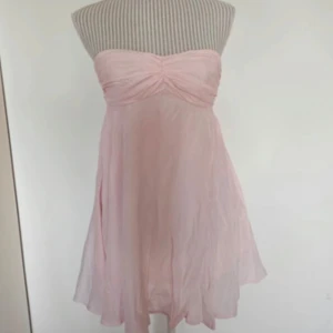 Bandeau klänning - Bandeauklänning i uppskattad stl s/m💗 supersöt men på gränsen till för kort för mig som är 180 cm! första bilden lånad 