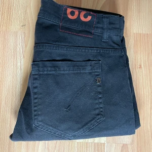 Dondup George - Svarta jeans från Dondup. Mycket bra skick, nästan aldrig använda och inga defekter, nypris 3500kr