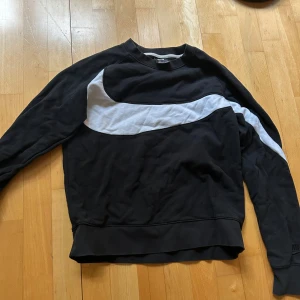 Nike tröja - Svart Nike tröja med den klassiska swoosh loggan över bröstet, väldigt simpel att ha i vardagen men även att kunna träna i