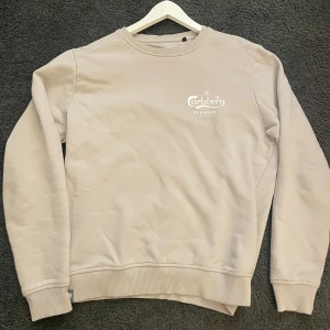 Carlsberg tröja  - Säljer en exklusiv och sjukt go Carlsberg tröja! Storleken är M men sitter mycket mer som S. Färgen är ljus beige, hör av er vid frågor och funderingar!