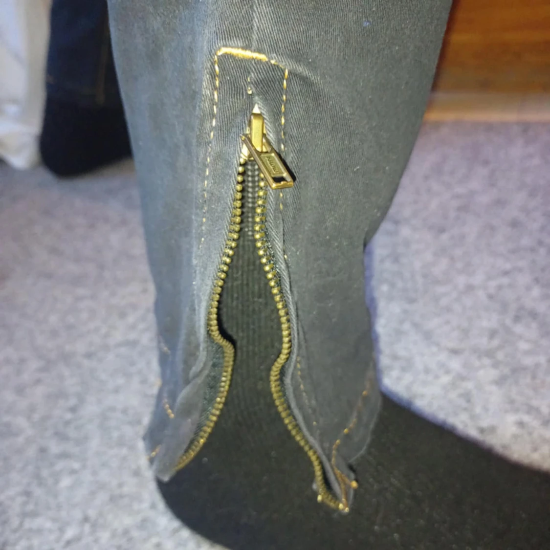 Svarta jeans med patch och dragkedjor - 3