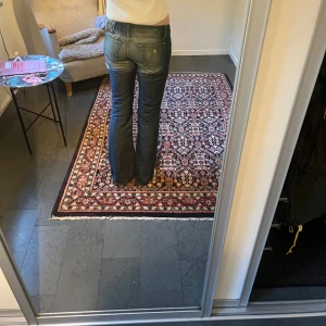 Blå slitna bootcut jeans - Jätte coola slitna Lågmidjade bootcut jeans🔥 As feta och unika från diesel🙏 Säljer då de tyvärr var för stora för mig och där av inte kommit till användning😊 Skirv om frågor!!🩷😇☀️pris går att diskuteras!!