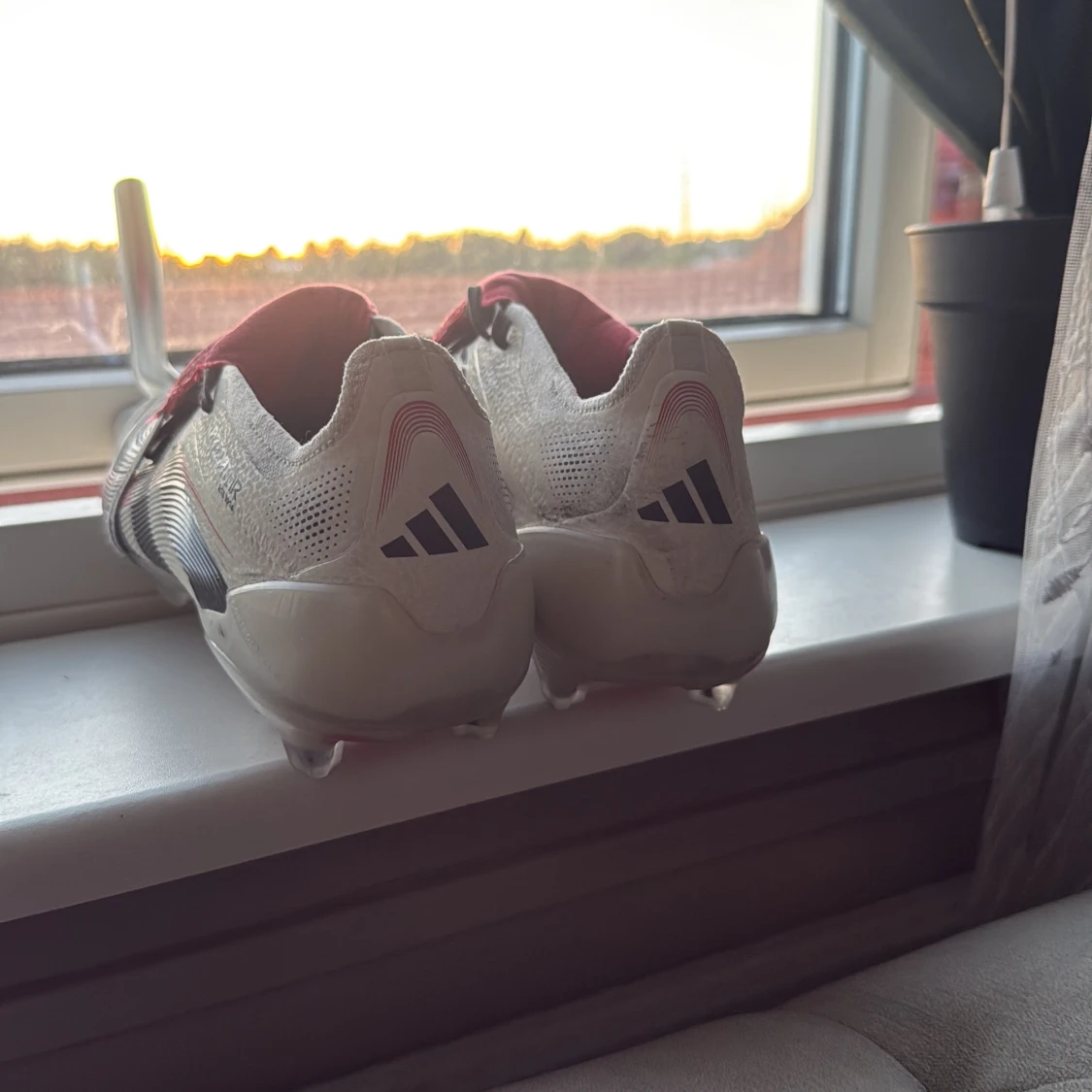 Adidas Predator fotbollsskor i vitt och rött med tunga  - 1