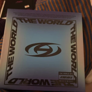 The World EP.1: Movement Ateez kpop album - Upptäck ATEEZs album 'The World EP.1: Movement' – en snygg och futuristisk utgåva för dig som älskar K-pop och musik. Perfekt för samlare och fans som vill ha något unikt i hyllan. Pc ingår i alla albums har den gul/gråa versionen inne!