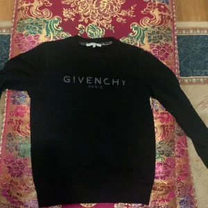 givenchy sweatshirt  - Säljer en svart sweatshirt från Givenchy storlek M men passar även som S Jätte fin långärmad tröja passar fint med jeans. använd 4gånger den har inga skador eller fläckar. Säljer pågrund av att jag inte använder den.