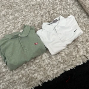Färgglada pikétröjor från Lacoste och Nike - Fem pikétröjor i olika färger från Lacoste och Nike. Färgerna är gul, blå, grön, vit och ljusgrön. Klassisk pikékrage och knappslå framtill. Perfekt för en sportig och stilren look.