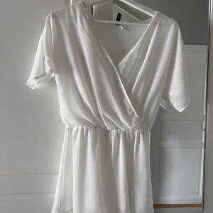 Vit jumpsuit  - Fin och skön jumpsuit. Använd enstaka gånger! Har 2 fläckar på ryggen jag ej försökt få bort. 