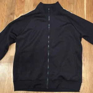 Lindex tracksuit - Svart tracksuit från Lindex båda är sparsamt använda . Passar 170cm(14år).