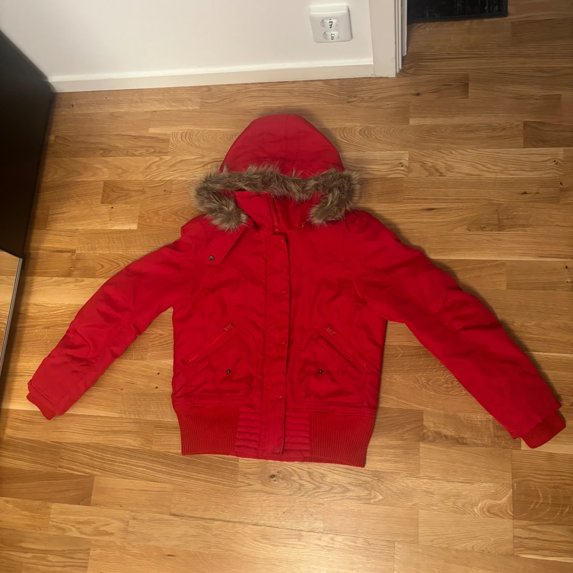 Röd pufferjacka med fuskpäls från Vero Moda