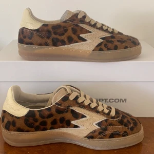 Leopardmönstrade sneakers från Moa Concept - Säljer ett par snygga sneakers från Moa Concept med leopardmönster och beige detaljer. Skorna har beige snörning, rund tå och en genomskinlig gummisula. Jätte snygga nu till sommaren! Nypris är ca 2700 o ca säljer pga att de var för små. Hör av er vid minsta fråga!💕💕
