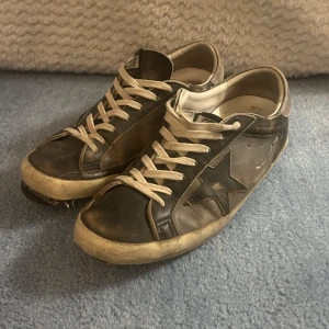 Golden Goose - Säljer ett par svarta sneakers, Golden Goose Superstars. Skick: 5/10. Lite skador men går att reparera.