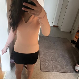 Ljusrosa ribbad tröja från Kelyna - Säljer en ljusrosa ribbad tröja från Kelyna med v-ringning och lång ärm. Tröjan är figurnära och passar perfekt till många olika outfits. Supermjuk och stretchig i materialet.