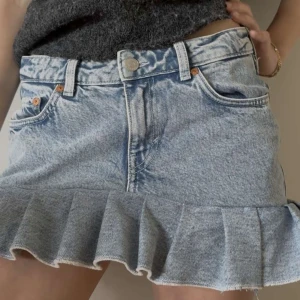 Jeanskjol - så himla fin jeanskjol med volang🩷🩷🥹🥹W 28