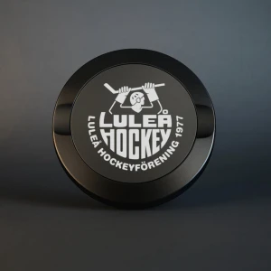 Metall Snusdosa - Luleå Hockey - Denna stilrena snusdosa i matt svart metall är både praktisk och elegant. Med två fack för nytt och använt snus samt en robust konstruktion är den perfekt för alla tillfällen. Den kompakta storleken gör den lätt att bära, och den lasergraverade designen ger en personlig touch.