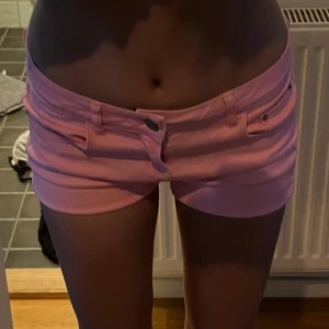 Rosa Low-waist jeansshorts - Säljer ett par super snygga vintage low waist ljusrosa jeansshorts från Chloé. VIK UPP SHORTSEN VID ANDVÄNDNING💕Kontakta mig om ni har någon minsta fundering