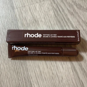 Rhode Lip Tint - Espresso - Lip Tint från Rhode i färgen espresso. Kommer i en smidig tub som är lätt att ta med sig. Helt nytt, inte använd!💕