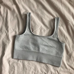 Ljusgrå ribbad sport bh från Aim'n - Köpt på Vinted men tyvärr var den för liten för mig. Den saknar de borttagbara bh inläggen, men är annars i utmärkt skick!