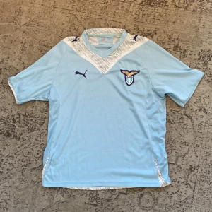 Lazio 2009 hemmatröja - Säljer en ljusblå Lazio hemmatröja från 2009. Bra skick för att våra så gammal. Hör av er vid frågor!