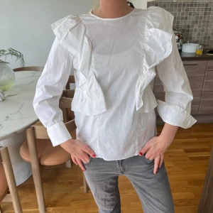 Skjorta - Super söt vit blus i skjort material! Älskar verkligen, Modellen e 166 o passar flera storlekar!