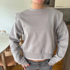 Sweatshirt  - Super cool o söt sweatshirt med en speciel axel detalj!! Modellen e 166 o passar flera storlekar!