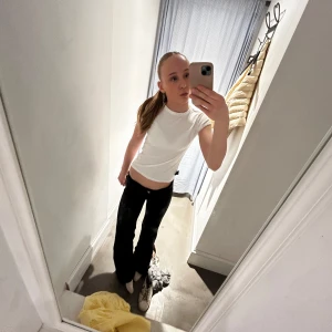 Lågmidjade bootcut jeans - Säljer mina super snygga svarta jeans som tyvärr är för korta för mig nu😇 skriv om ni har några frågor💝pris kan diskuteras🤞