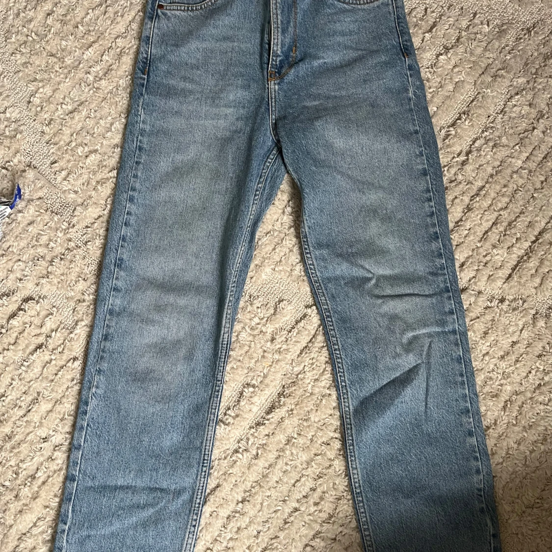 Ljusblå jeansbyxor från Never Denim