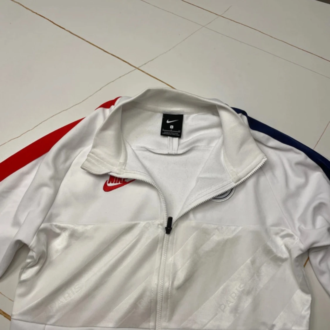 Vit träningsjacka från Nike x PSG - 1