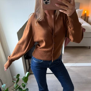 Brun kofta med knappar - Super fin och elegant tröja/ kofta från COS. Sitter helt perfekt o passar till allt 😊😍.