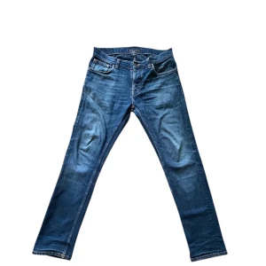 Marinblå Nudie Jeans - Tja! Säljer dessa feta marinblå jeans från Nudie jeans med snygga urtvättningar. Mycket fint skick, i modellen Grim Tim (Slimfit). Han på bilden ca 180 lång, ca 70kg, har vanligtvis W29/W30 och L34. Skriv vid minsta fundering, priset är självklart inte ristat i sten🤩🤩🤩