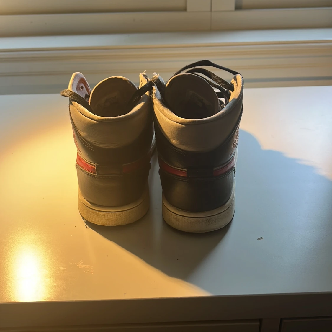 Nike Air Jordans med röd swoosh - 2