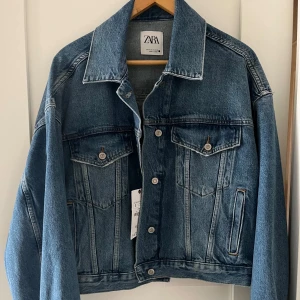 Jensjacka - Fin "oversized" jeansjacka fran Zara, perfekt nu till våren och sommaren☺️☀️ Ny med prislapp, endast prövad💞