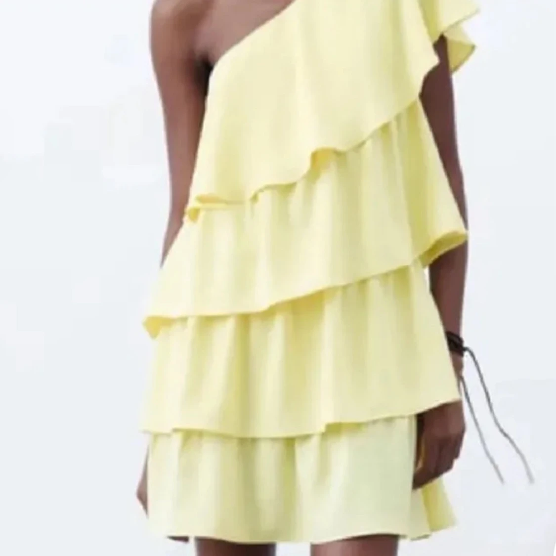 Gul volangklänning zara