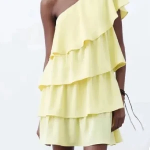 Gul volangklänning zara - Säljer denna super populära klänningen från Zara, jag har alltid S men denna passar mig fast den är L. 