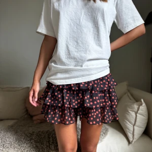 Kjol - Säljer denna sååå fina kjol