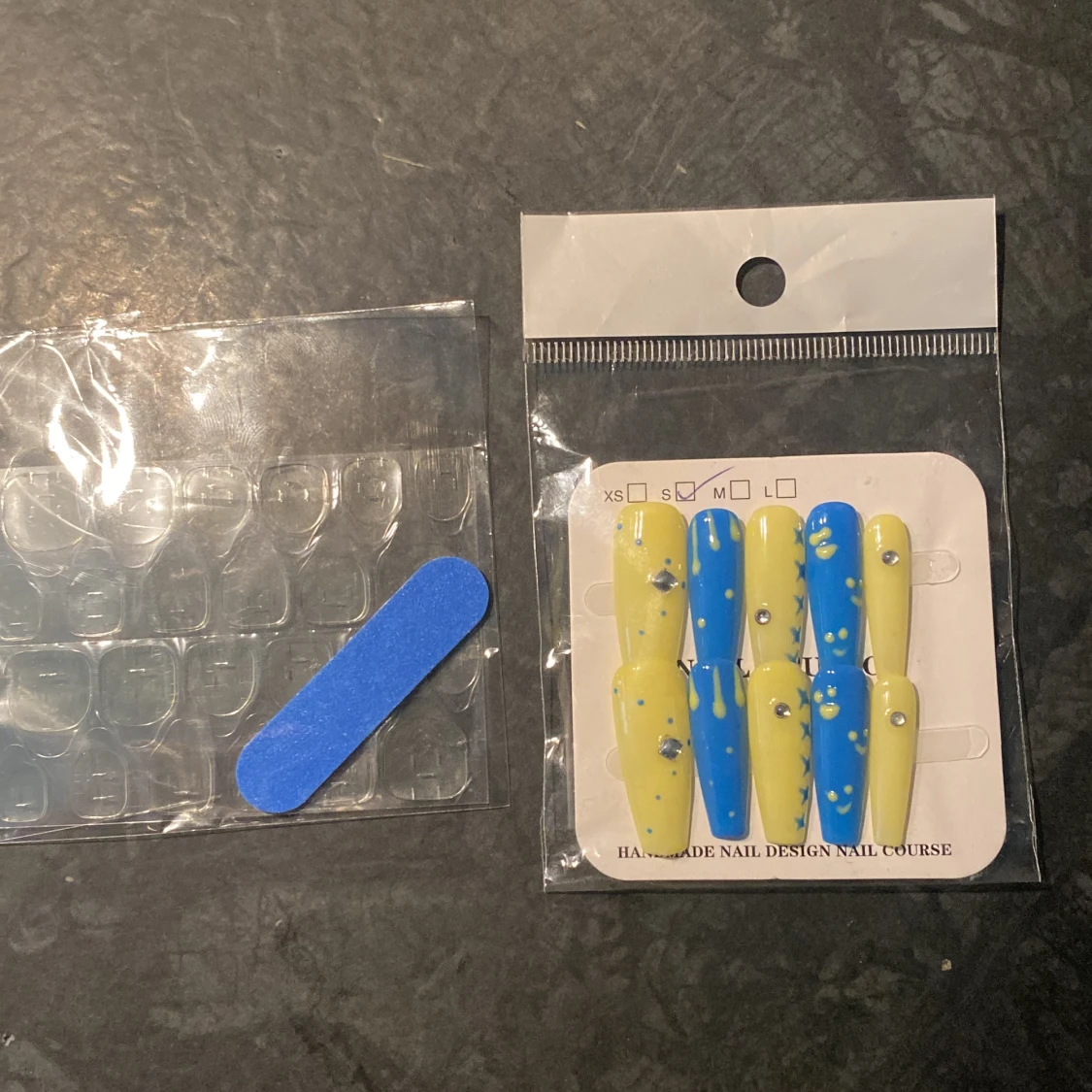 Färgglada lösnaglar med blå och gula detaljer