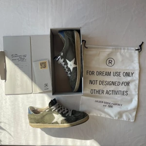 Golden Goose Ball Star - Säljer mina Golden Goose Ball Star i storlek 43, passar även 44. De har defekter, men det är inget som syns när skorna är på. De har på sulan och i skon. Annars ser de perfekta ut. Lådan och påsen kommer med. De är äkta. Skriv om ni har frågor! Är öppen för att diskutera pris.