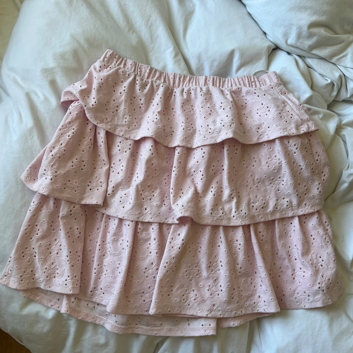 Ljusrosa volangkjol med broderade detaljer