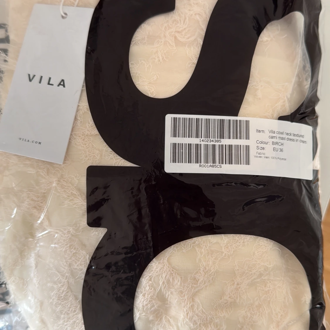 Cremefärgad långklänning med fjäderdetaljer från Vila - 4