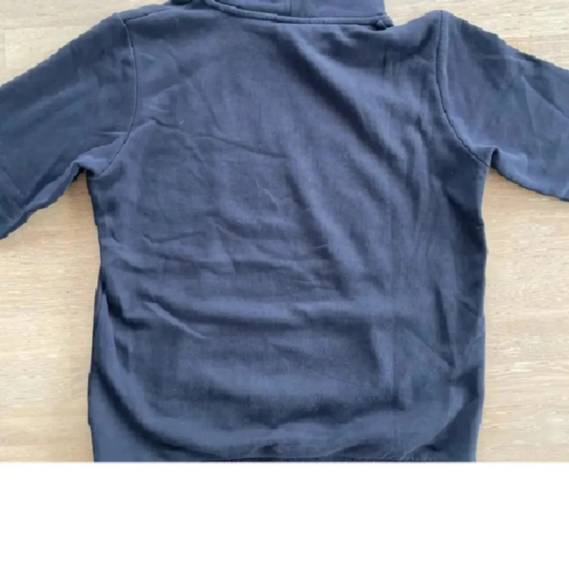 Mörkblå hoodie från Peak Performance - 1