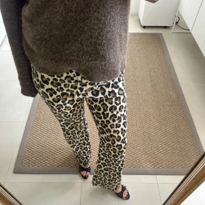 Leopardmönstrade byxor från Zara - Säljer ett par snygga leopardmönstrade byxor från Zara. Perfekta till sommaren. Jag är 175 cm för referens 