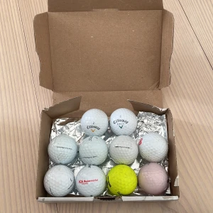 Golfbollar: Callyway PRO v1 PRO v1x taylormade och färgade bollar - Säljer ett paket med tio blandade golfbollar i olika färger och märken. Flera är vita, en är gul och en är ljusrosa. Några bollar har tryck från Callaway och ICA Supermarket. Perfekt för dig som vill fylla på golfbagen med extra bollar.