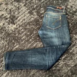 Dondup George Jeans - Tja! Säljer nu dessa tvärfeta Dondupsen med slitningar i modell George! De är i toppskick (9/10) utan några defekter! Inga av slitningarna går igenom! Storlek 34 passar W31-32! Nypris 3299, mitt pris 999! Hojta till vid minsta fundering eller fråga!🌟