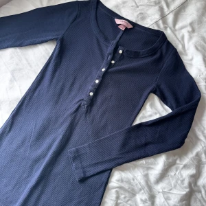 Marinblå ribbad långärmad tröja från Hunkemöller, pyjamas.  - Marinblå pyjamas tröja från hunkemöller. Storlek 2xs men passar xs/s. Använd 2-3 gånger max. 