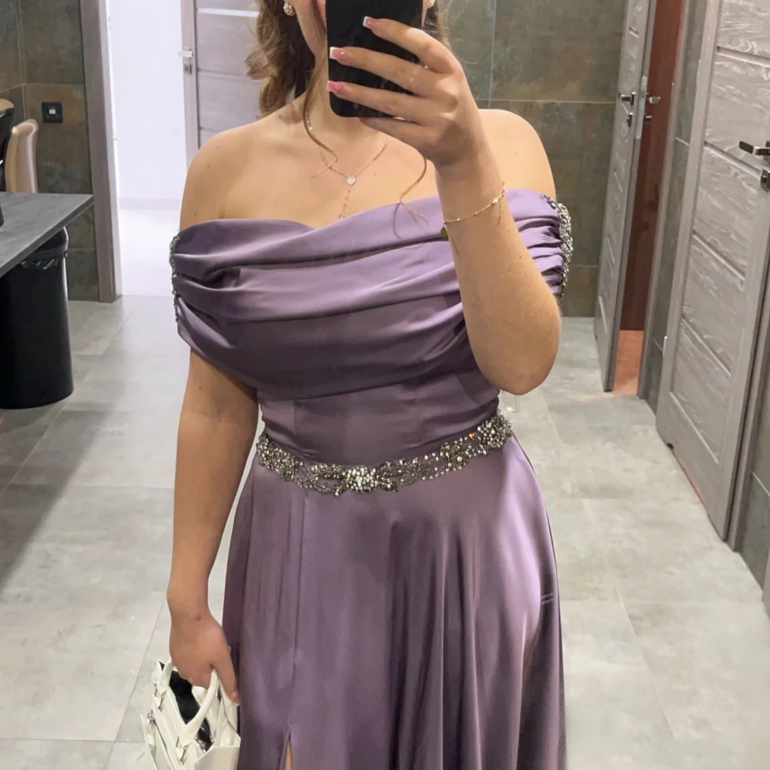 Ljuslila långklänning med glittriga detaljer