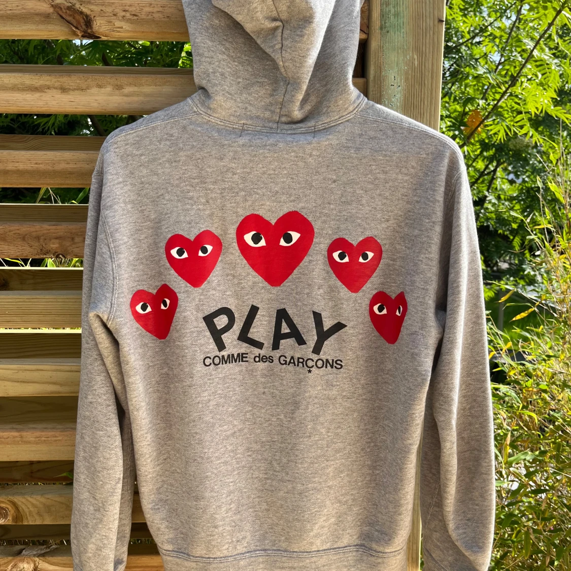 Grå hoodie från Comme des Garçons Play - 1