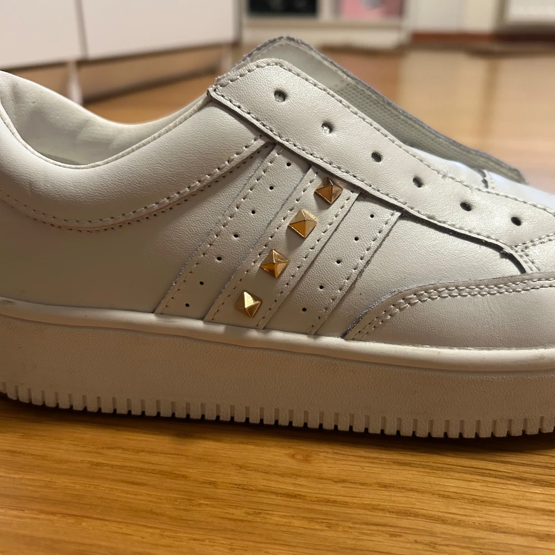 Vita sneakers med gulddetaljer från Sofie Schnoor - 1