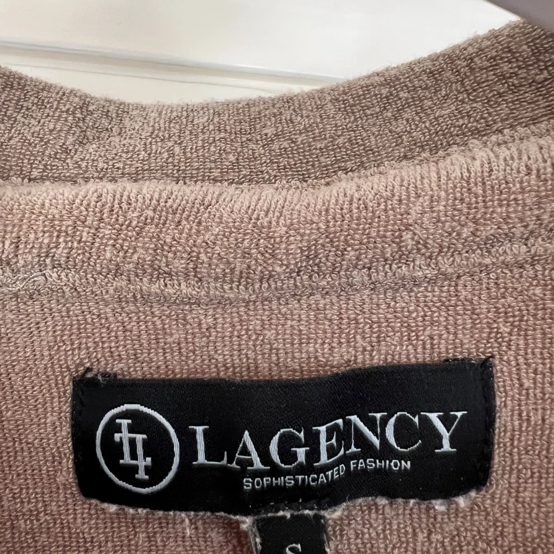 Beige pikétröja i frotté från Lagency - 2