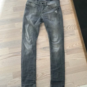 Dondup george - Säljer ett par dondup George i storlek 30. Inga defekter och använda enstaka gånger. För grå. Hör av dig vid frågor eller funderingar