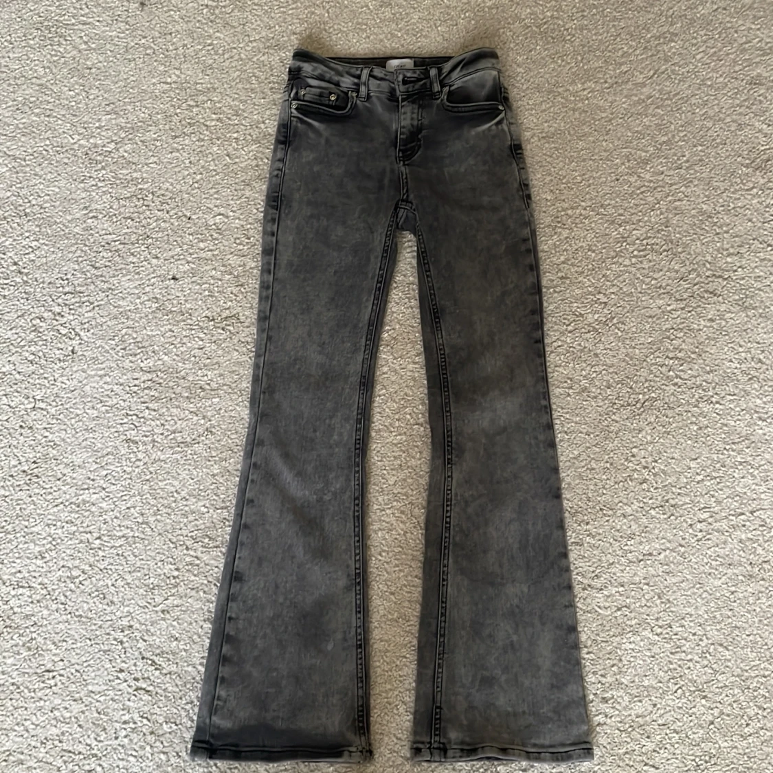 Grå bootcut jeans från Grunt